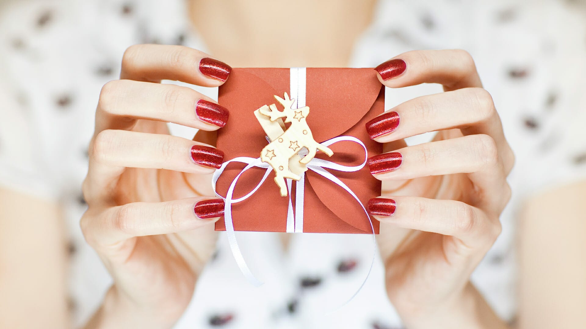 trendy christmas manicure